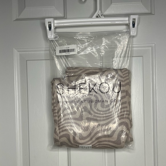 BRAND NEW WITH TAGS GRAPHIC PRINT SHEKOU PANTS🤩 - Picture 4 of 4